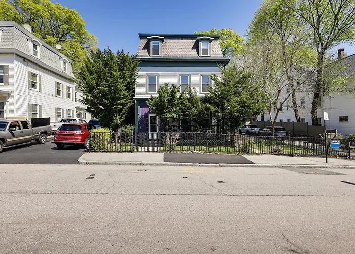 Explore Dtwn, Parks & Colleges: Cozy Worcester Apt