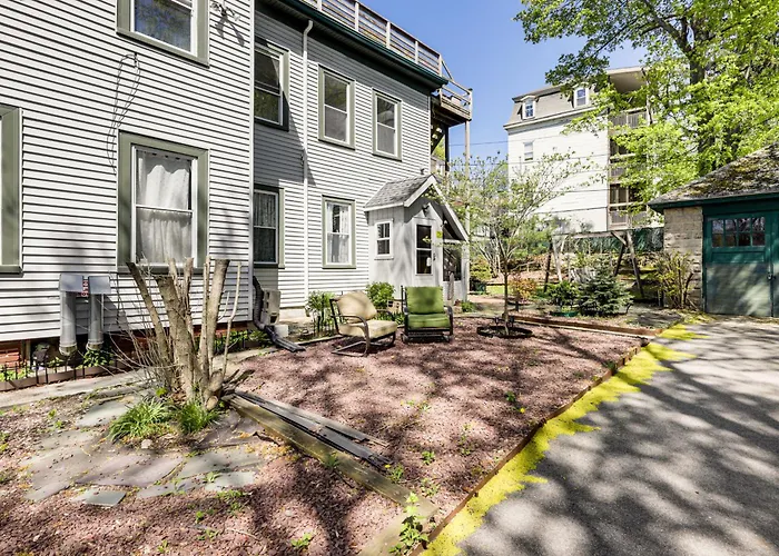 Explore Dtwn, Parks & Colleges: Cozy Worcester Apt